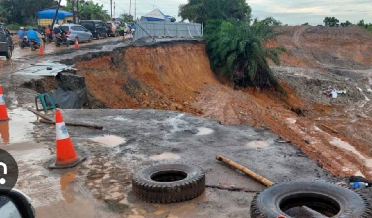 Ambruk Sejak 9 Bulan Lalu, Anang Rosadi Minta Pemerintah Perbaiki Jalan Nasional KM 171 Tanah Bumbu