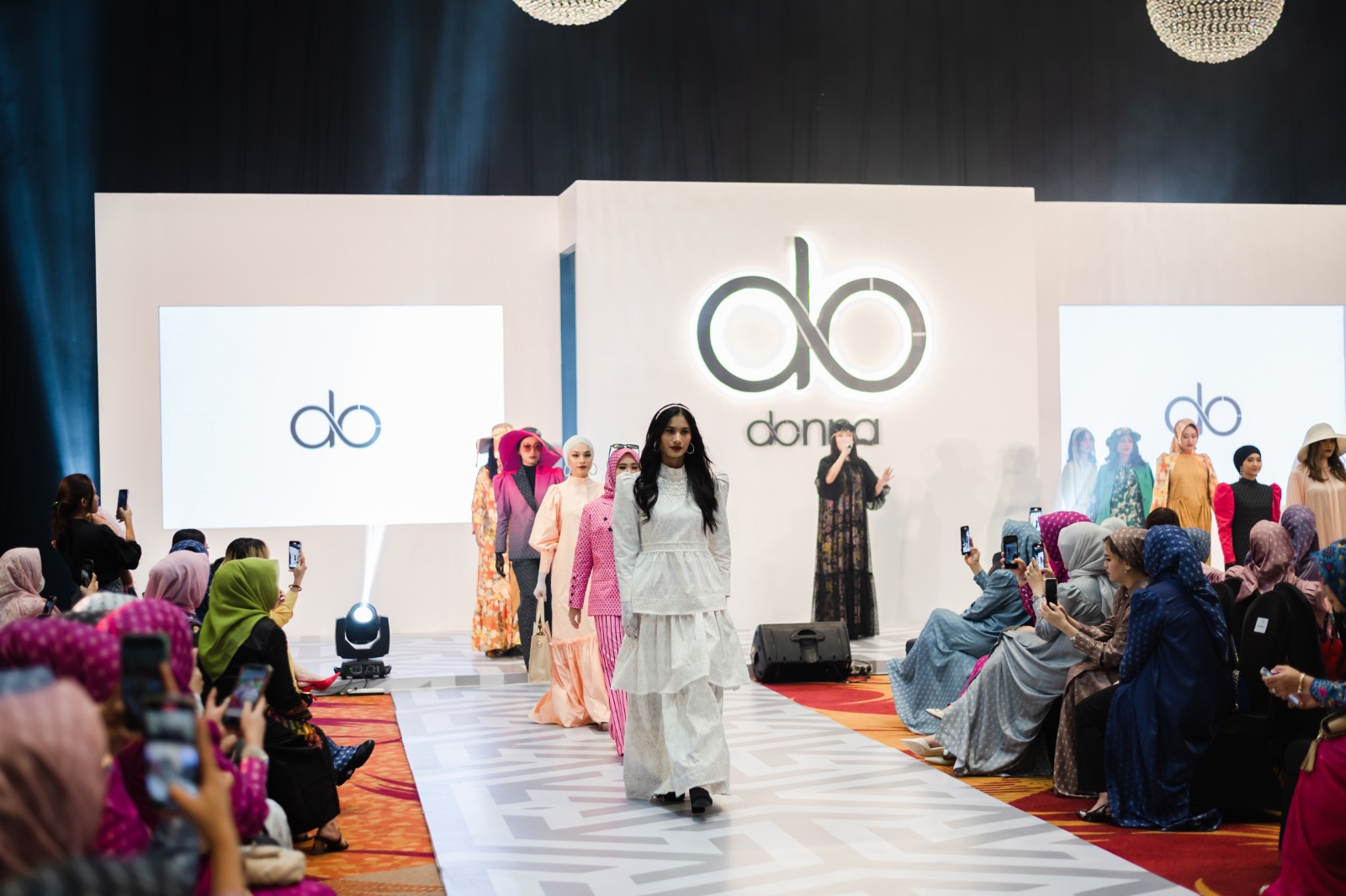 Rayakan 3 Tahun Berdiri, Donna Scarves dan Donna Prive Hadirkan Annual Fashion Show Dengan Lycae Series.
