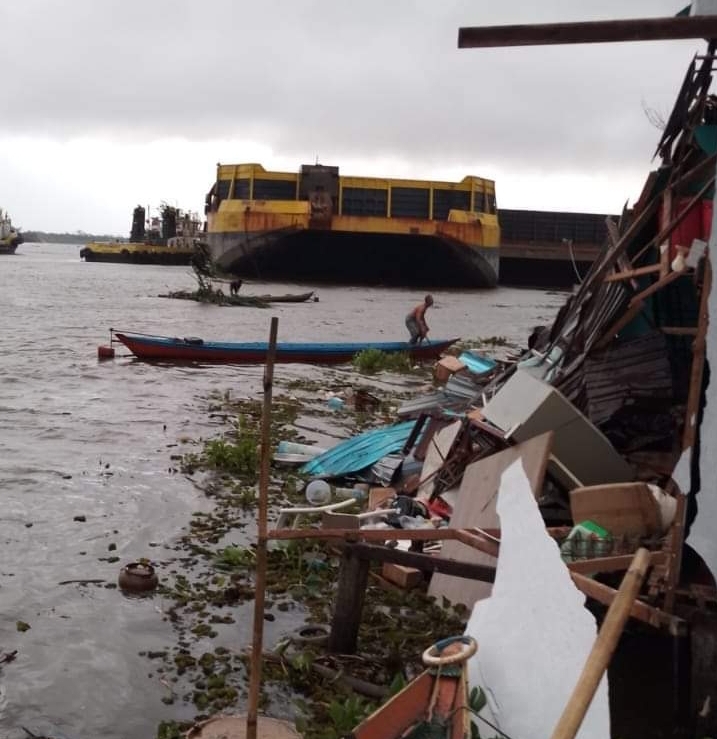 Dua Tongkang Tabrak Rumah di Kabupaten Tapin
