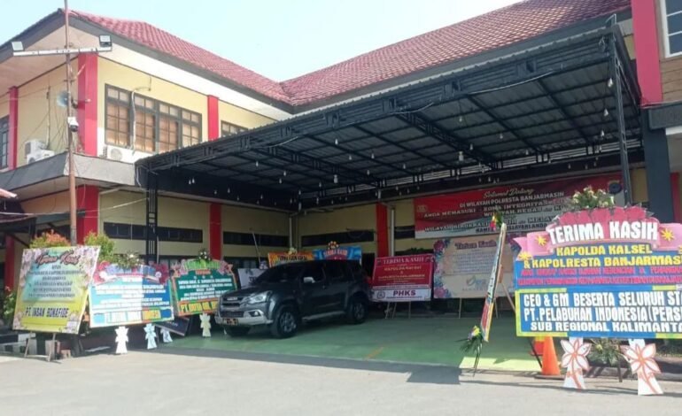 KARANGAN BUNGA - Halaman Polresta Banjarmasin dipenuhi ucapan apresiasi atas kinerja menumpas geng motor bersenjata tajam yang meresahkan masyarakat, Senin (30'10/2023). (foto Istimewa/)