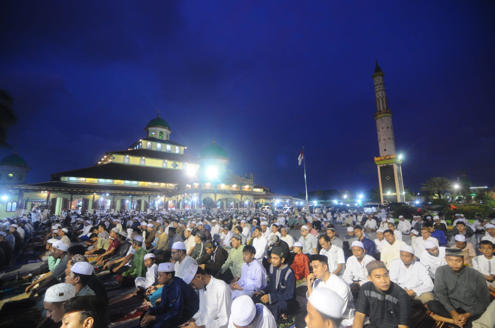 Ribuan Warga Banjarmasin dan Sekitarnya Penuhi Masjid Jami  Mengikuti Shalat Nisfu Sya'ban