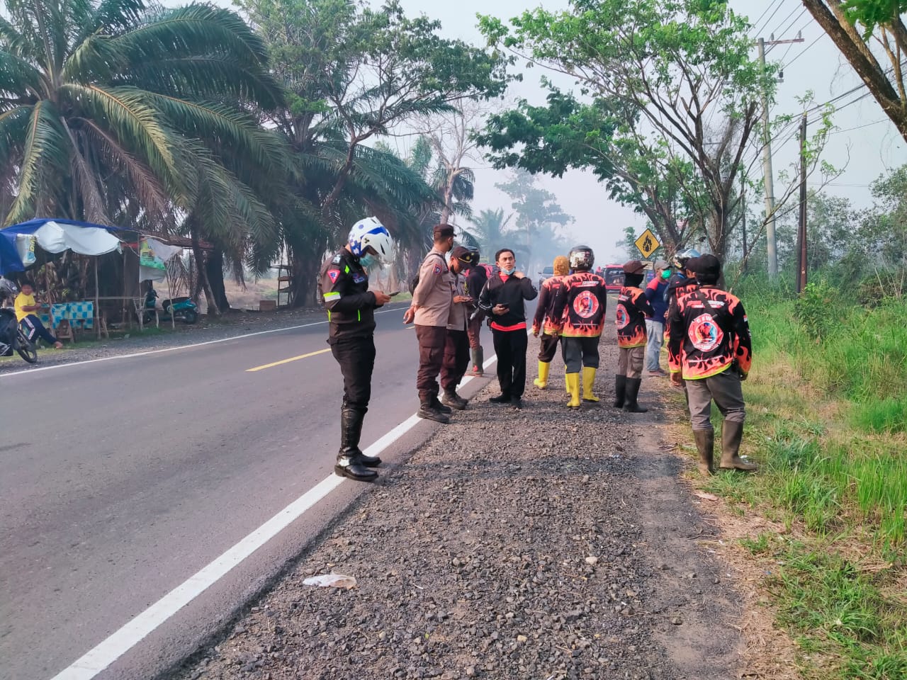 Polsek Mandastana Gabungan Padamkan Api yang Terjadi Kebakaran Hutan dan Lahan di Desa Puntik Tengah