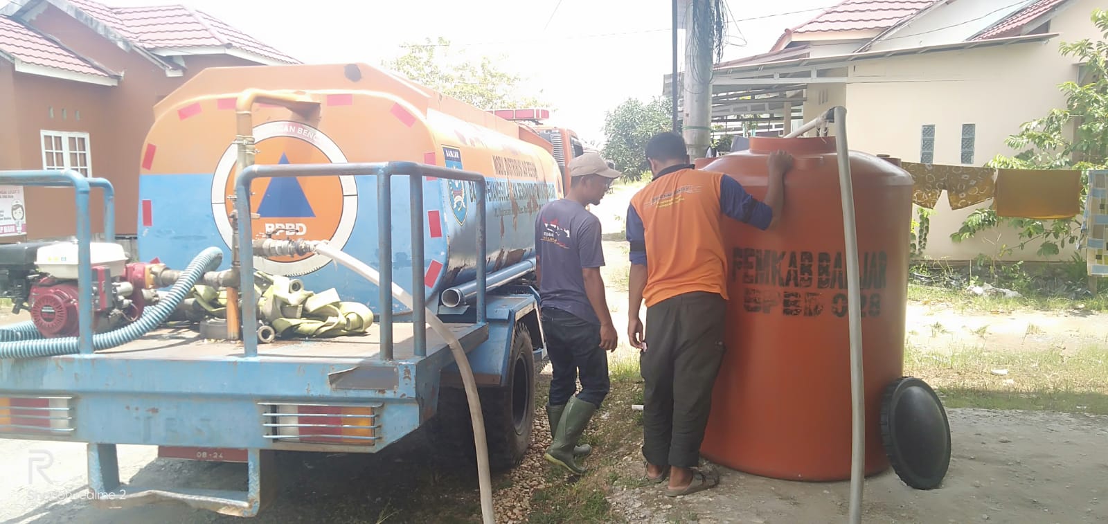 Distribusi Air Bersih Di Wilayah Sungai Lulut Terganggu , Dampak Perbaikan Saluran PDAM