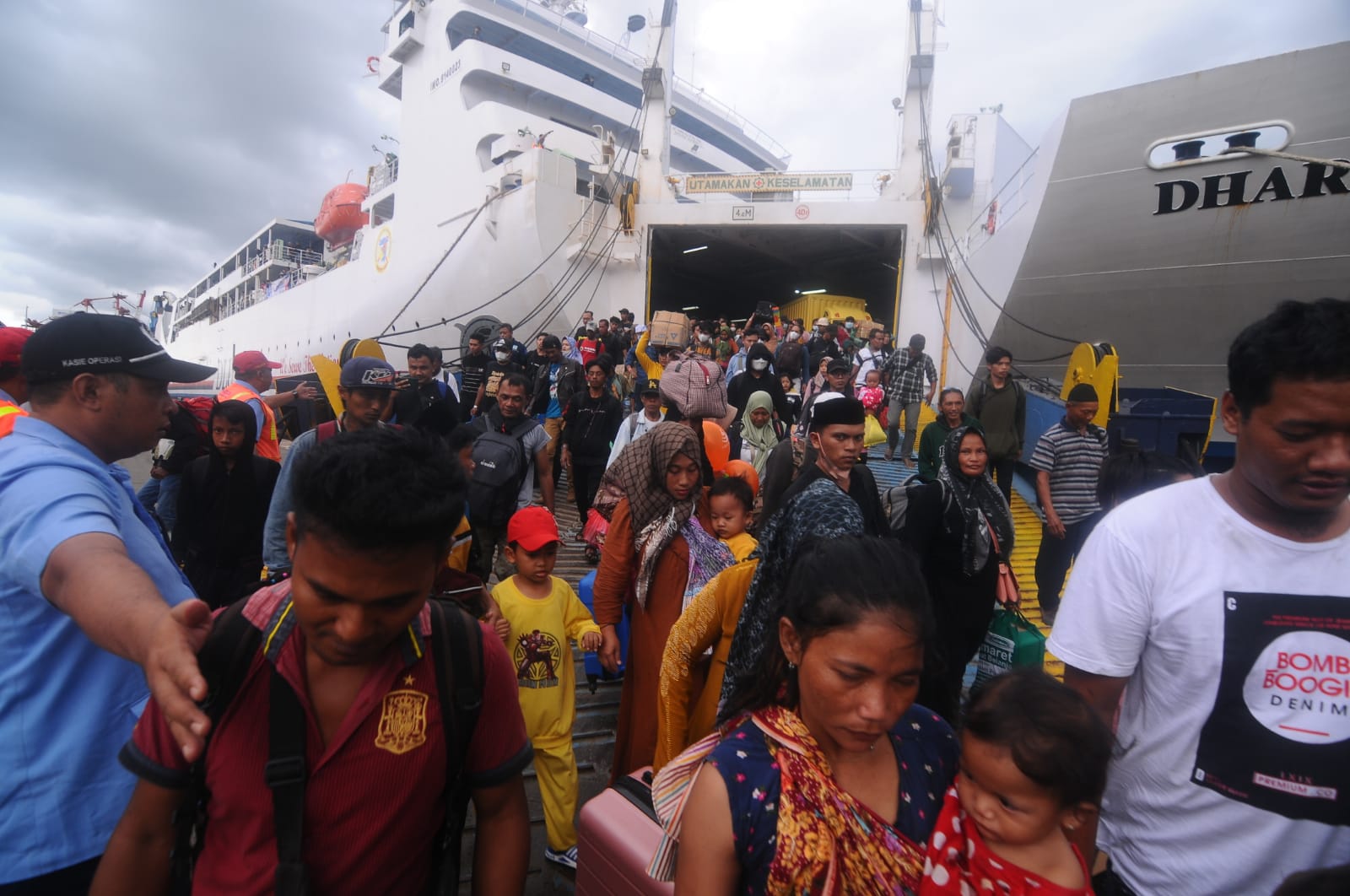 Tiba di Pelabuhan Trisakti, Dua Kapal Penumpang Bawa Hampir Seribu Pemudik dari Surabaya