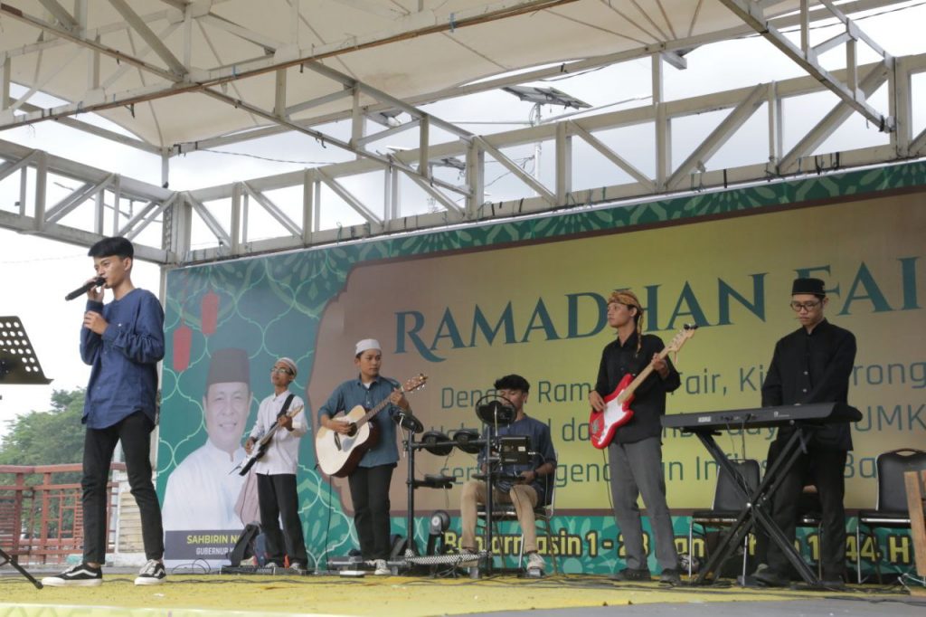 Grup Musik Religi Pelajar Hibur Pengunjung Ramadhan Fair Di Siring 0 KM
