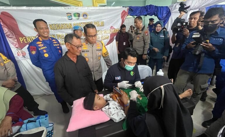 Beri Manfaat Kepada Warga Perairan Sungai Barito, Polda Kalsel Gelar Bakti Sosial dan Bakti Kesehatan