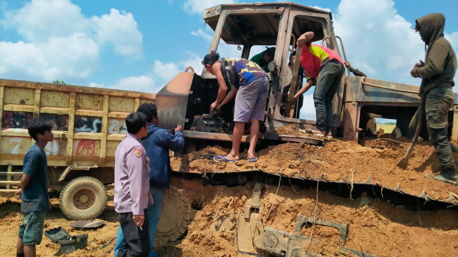 Buka Lahan Sawit, Satu Dozer Terbakar di Area PT MSAM