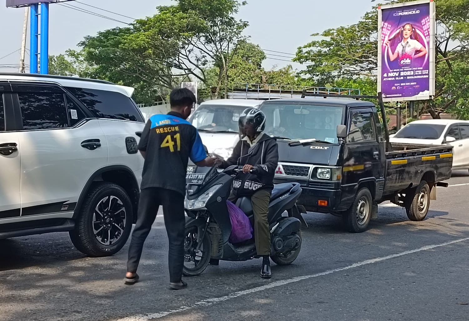 Antisipasi ISPA, Banjarbaru Rescue Kolaborasi Polda Kalsel Bagikan Ratusan Masker dan Vitamin ke Pengguna Jalan