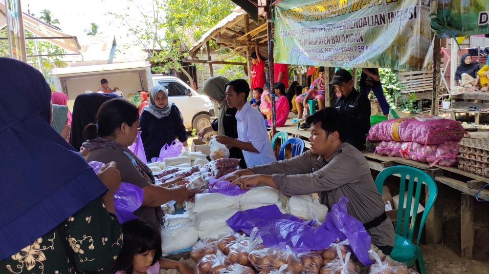 Warga Menyerbu Pasar Murah di Desa Mauya Balangan