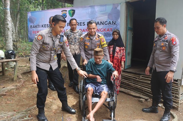 Bantuan Kursi Roda untuk Kakek Udin