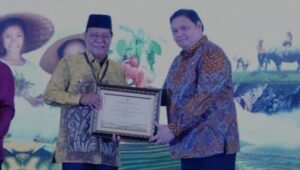 Gubernur Kalsel H Sahbirin Noor atau akrab disapa Paman Birin menerima anugerah penghargaaan Reforma Agraria dari Kementerian Koordinator Bidang Perekonomian RI, Selasa (3/1/10/2023) 

Anugerah penghargaan ini diserahkan langsung oleh Menteri Koordinator Bidang Perekonomian Airlangga Hartarto pada Rapat Kerja Nasional Reforma Agraria di Sheraton Grand Jakarta Gandaria City Hotel Jalan Arteri - Jakarta Selatan. 