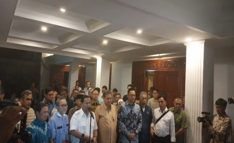 Prabowo Subianto bersama Partai koalisi mengumumkan Gibran sebagai cawapres Dari Koalisi Indonesia Maju. ( dok.bisnis.com )