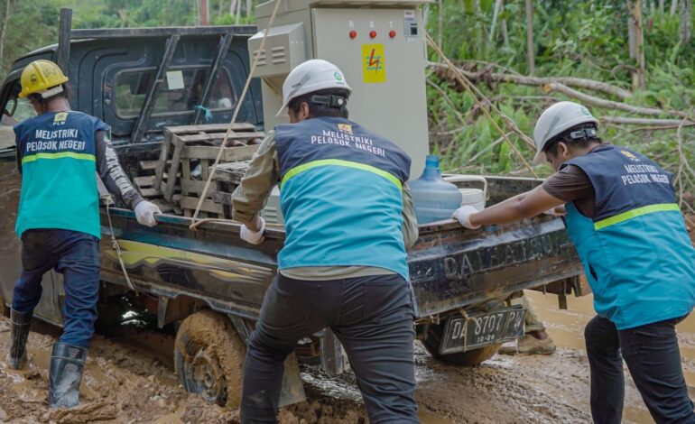 Tantangan tim pembangunan Listrik Desa dikarenakan kondisi medan jalan dalam proses mobilisasi material