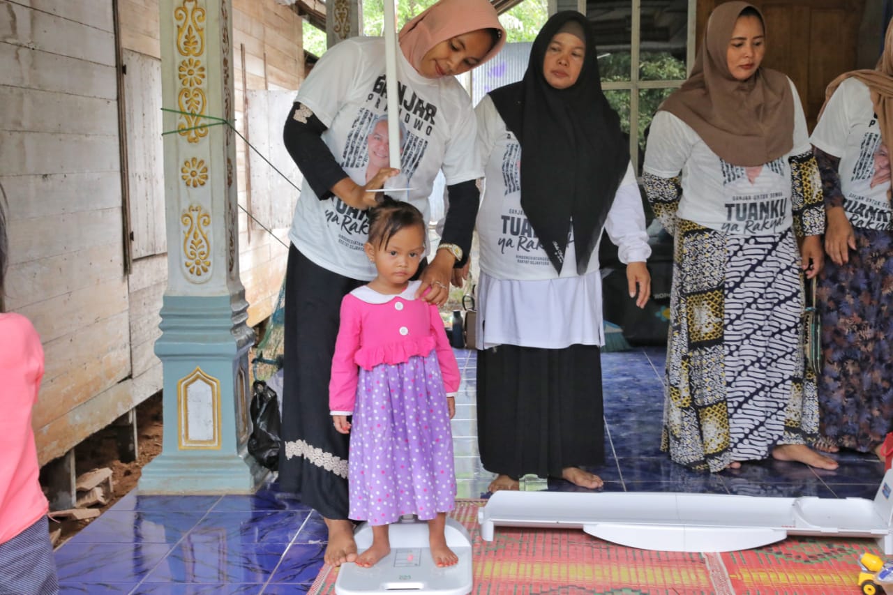 Mak Ganjar melakukan penyuluhan tentang gangguan pertumbuhan pada anak (stunting) di Kabupaten Banjar, Kalsel (foto:istimewa)