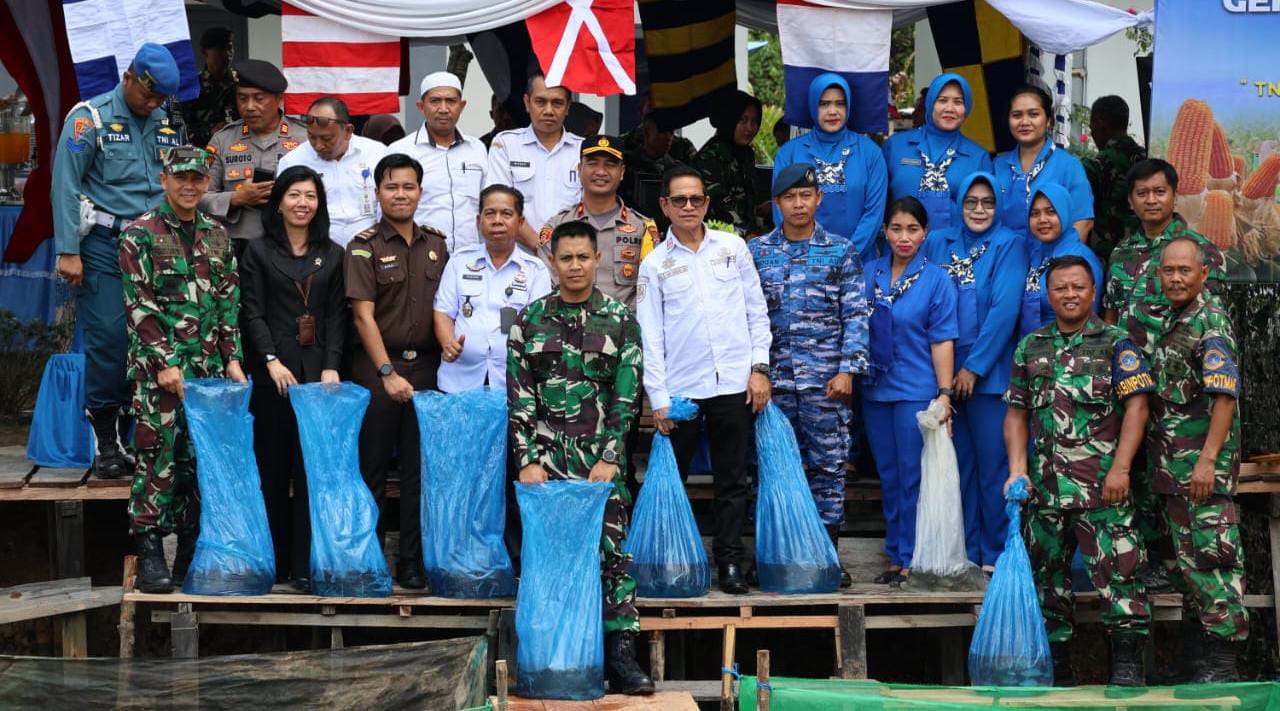 TNI AL Menebar 1.500 Benih Ikan Air Tawar