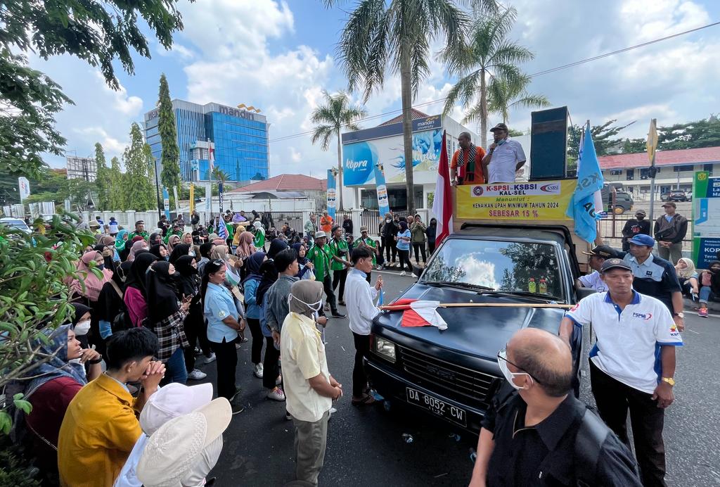 Minta Kenaikan Upah 15 Persen, Buruh Ancam Duduki Kantor Disnakertrans Provinsi Kalsel