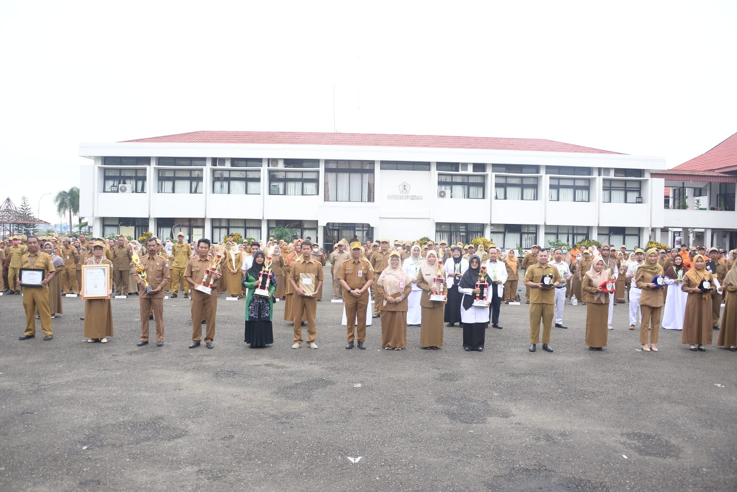 Sekda Batola Serahkan Penghargaan Bidang Kesehatan