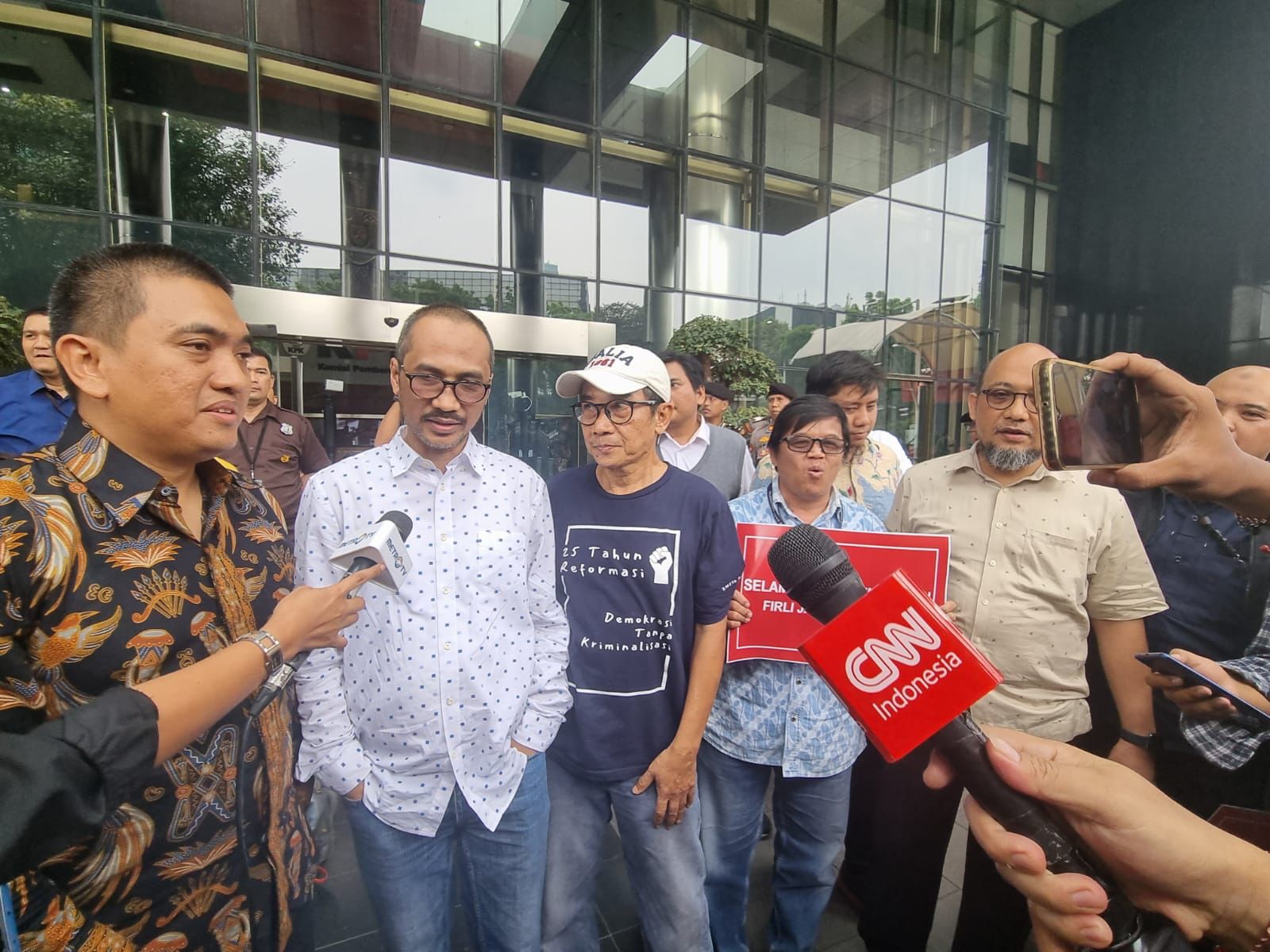 Firli Tersangka, Abraham Samad, Novel Baswedan dan Eks Pegawai KPK Cukur Rambut