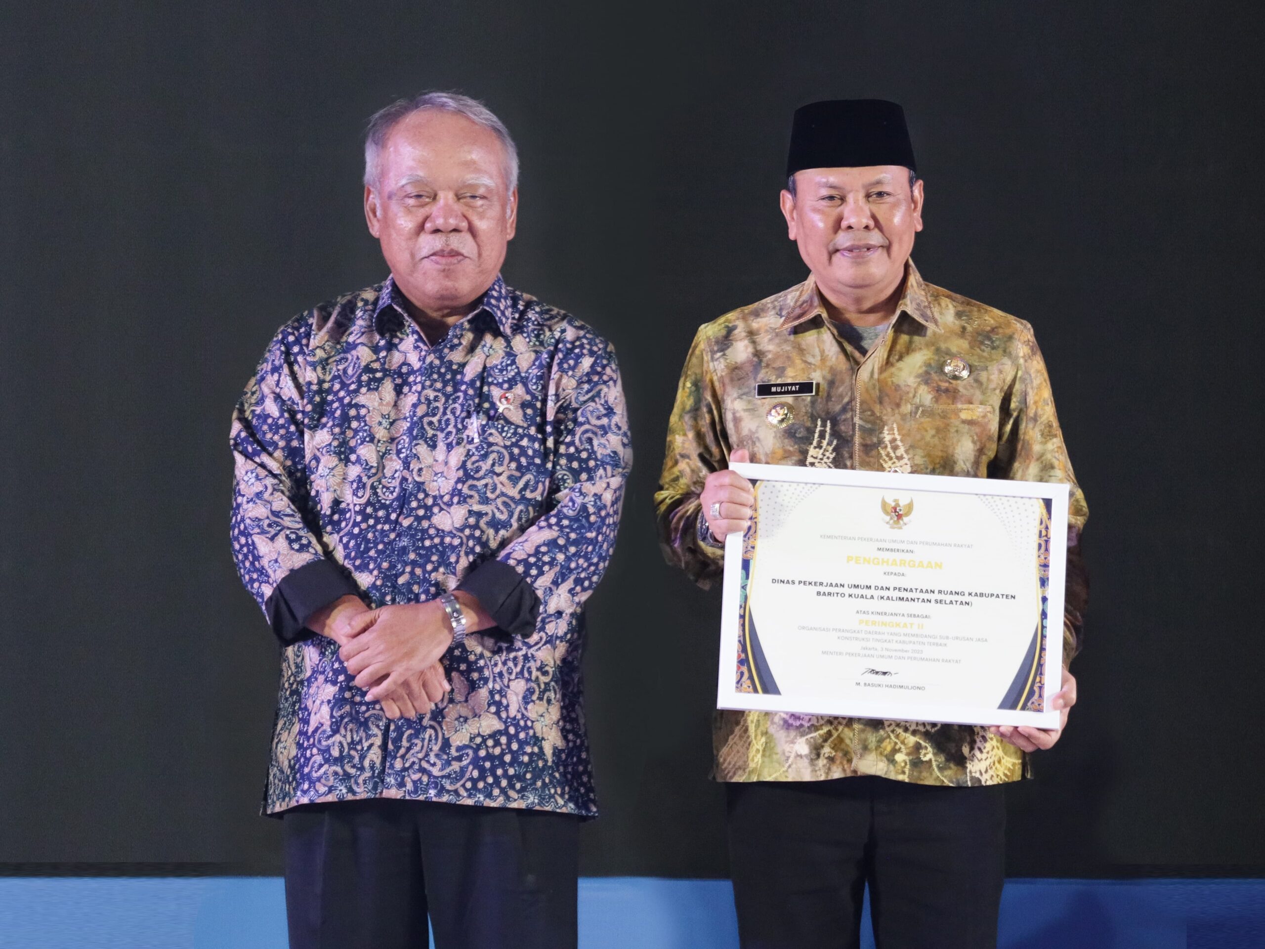 PJ Bupati Batola Terima Penghargaan Konstruksi Indonesia