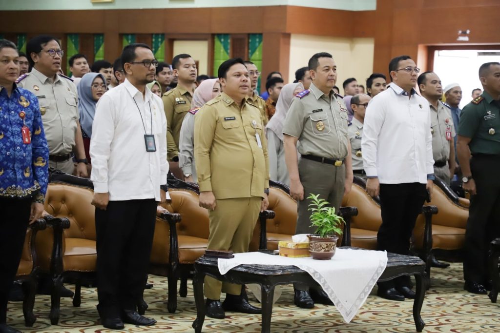 Peluncuran Sertifikat Elektronik, Paman Birin Serahkan Sertifikat Tanah ke Perwakilan Penerima