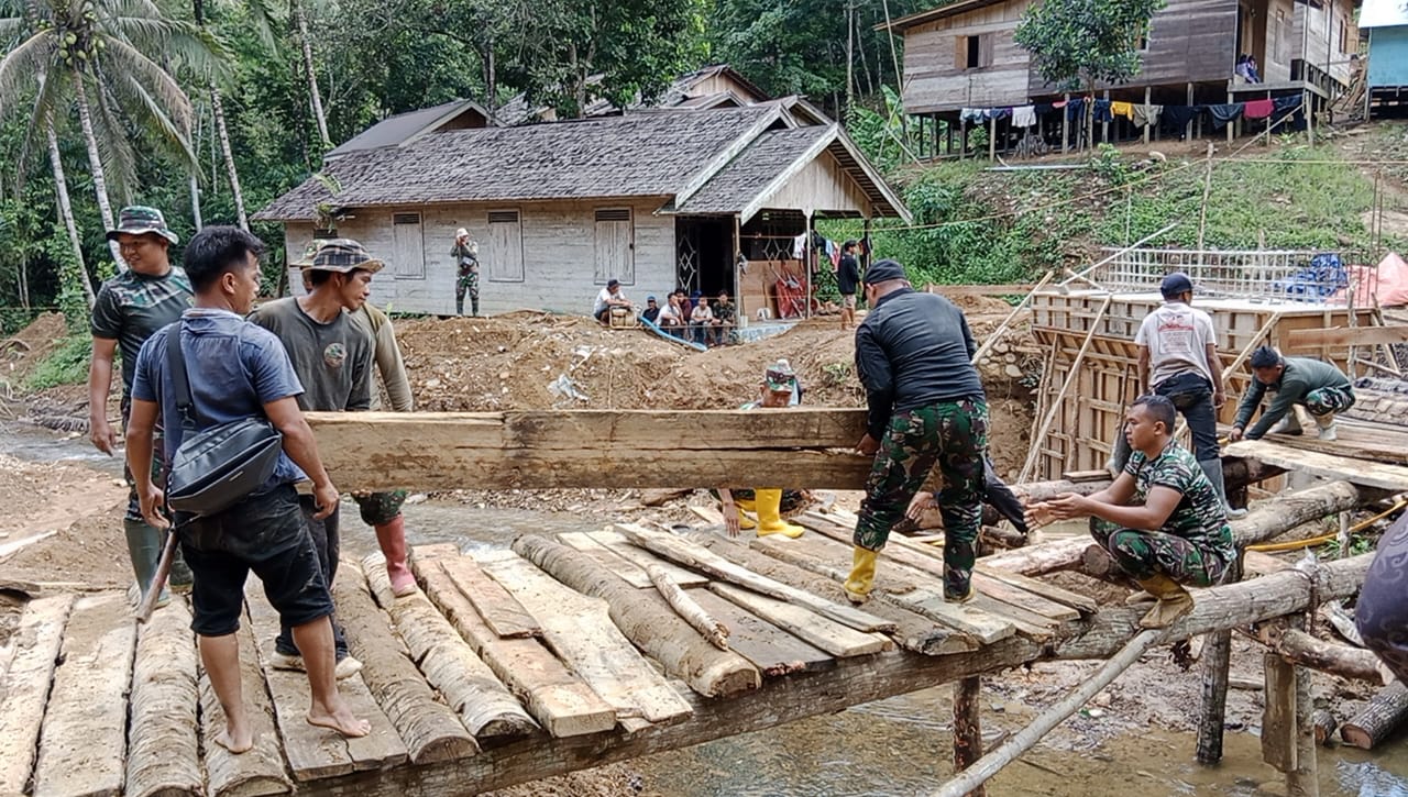 TNI Bersama Warga Patikalain Bangun Jembatan Darurat Buka Isolasi Warga Dua Desa