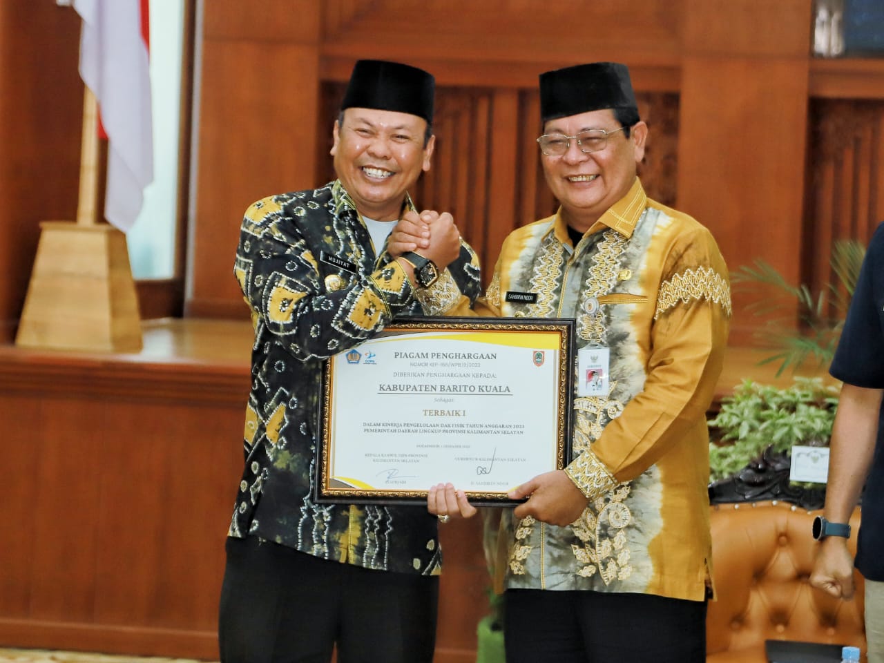 Batola Terbaik 1 Pengelolaan DAK Fisik 2023 PJ Bupati Terima Buku (TKD) 2024