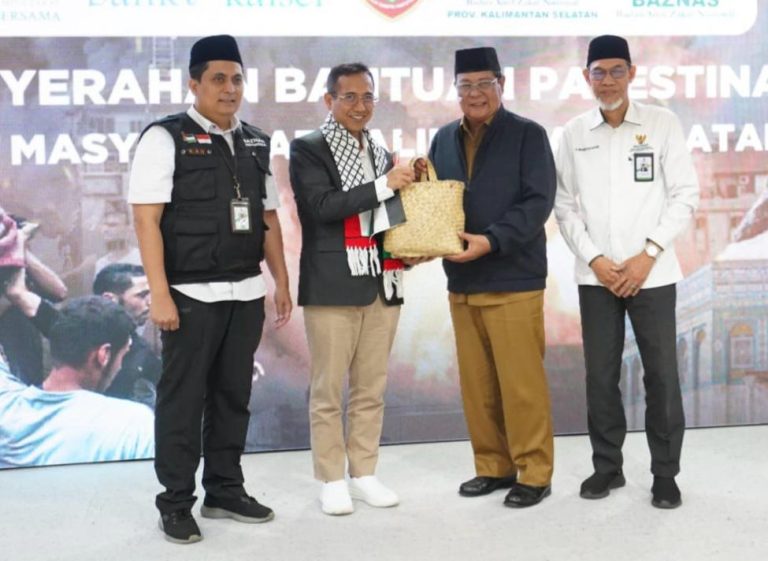 Gubernur Kalsel Serahkan Bantuan Rp 4 Miliar untuk Palestina