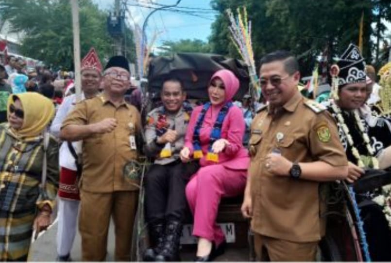 Serunya Nikah Massal di Banjarmasin, Kapolda  Ikut Naik Becak Antarkan 155 Pasangan Bulan Madu