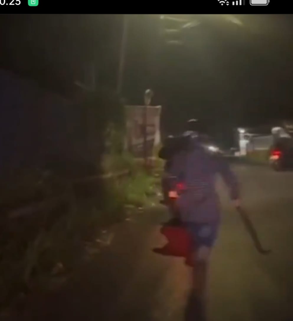 NAMPAK seorang remaja menenteng senjata tajam panjang