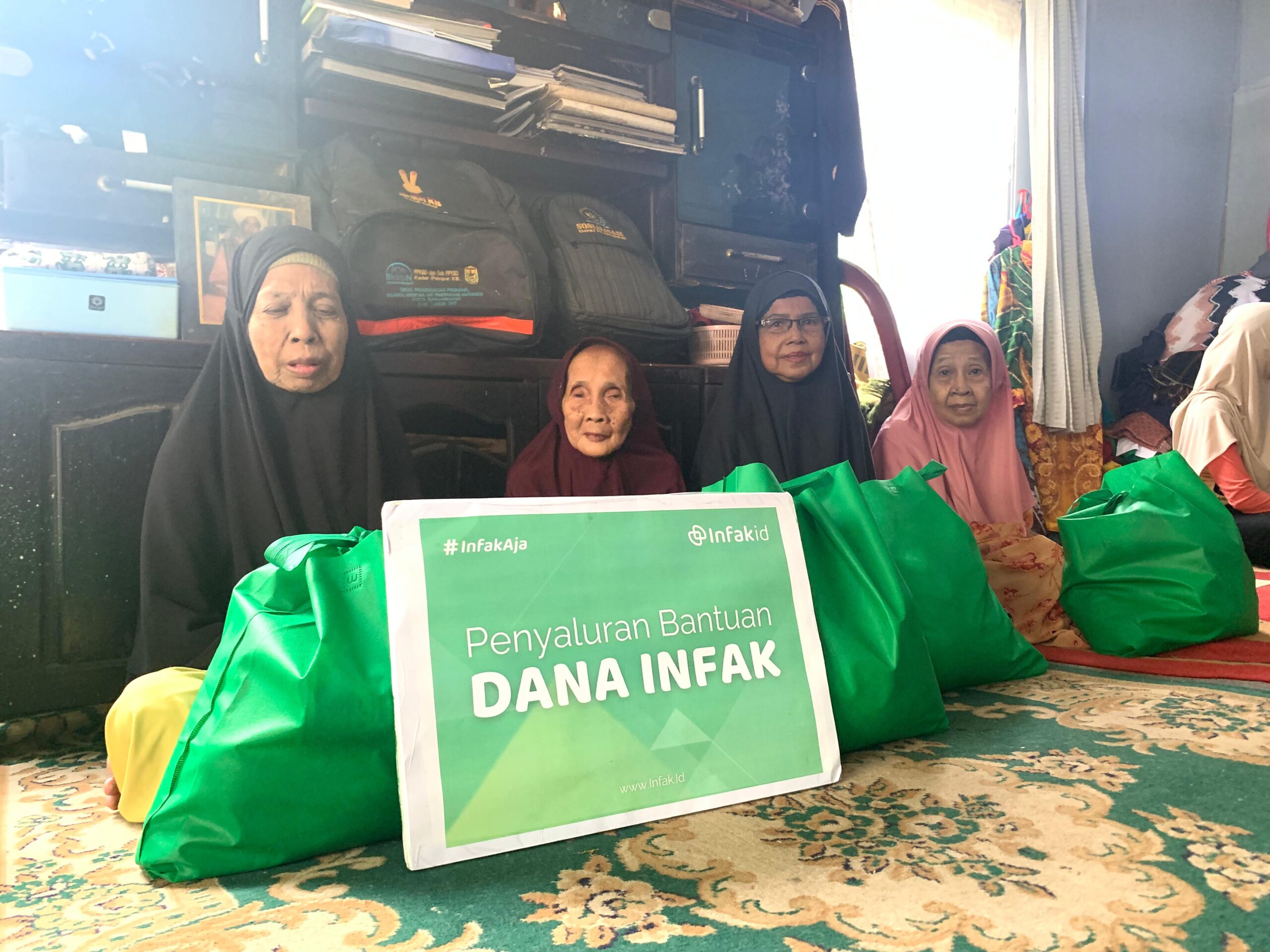 Rumah Zakat : Penyaluran Sembako Untuk Lansia Sungai Miai