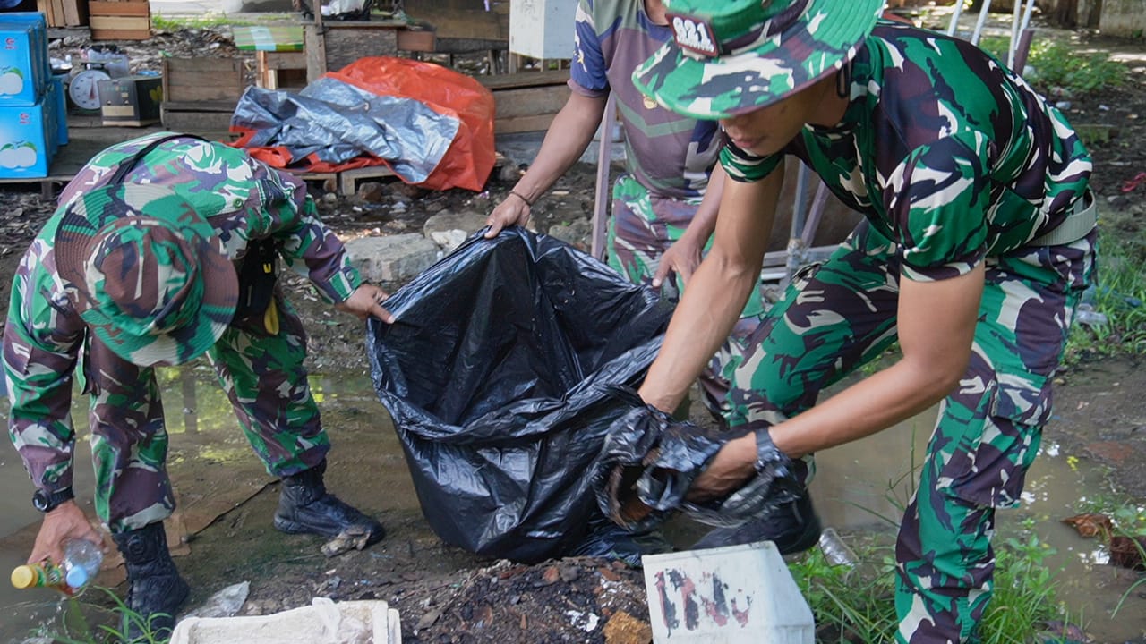 Dandim 1002/HST Pimpin Langsung Karya Bakti Cegah Banjir Dan Timbulnya Wabah Penyakit Di Masyarakat