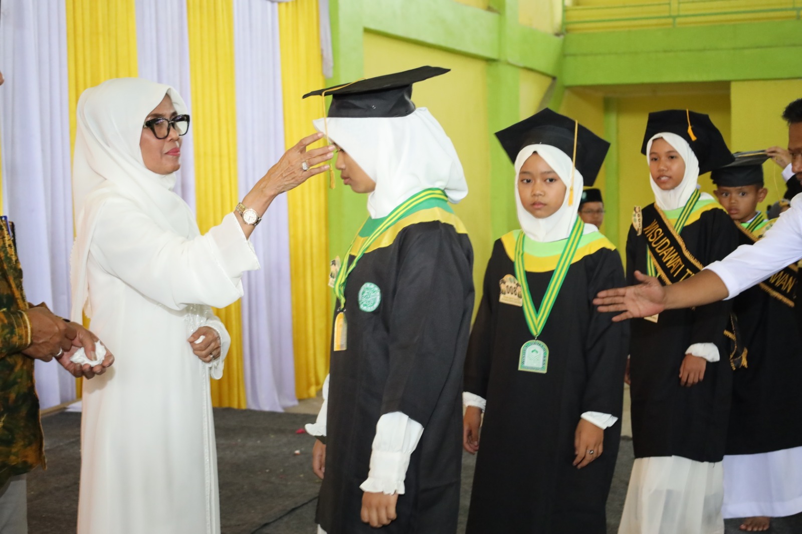 Pesan Suharyanti Saat Wisuda 542 Santri XXXI