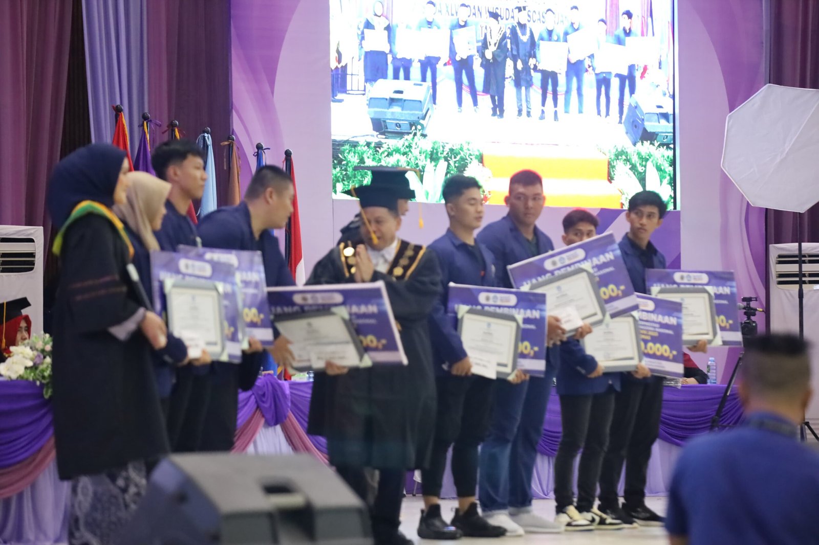 Uniska MAB Mewisuda 3.526 Wisudawan dan Wisudawati