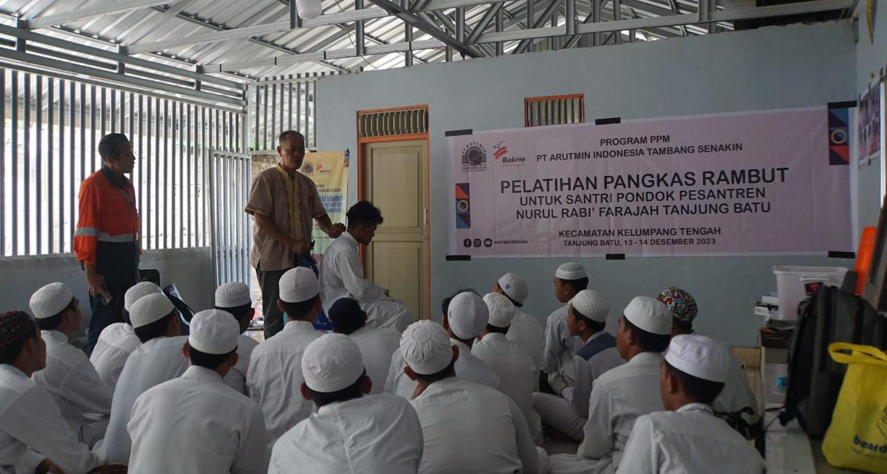 Puluhan Santri Ponpes Nurul Rabi Farajah Dilatih Pangkas Rambut