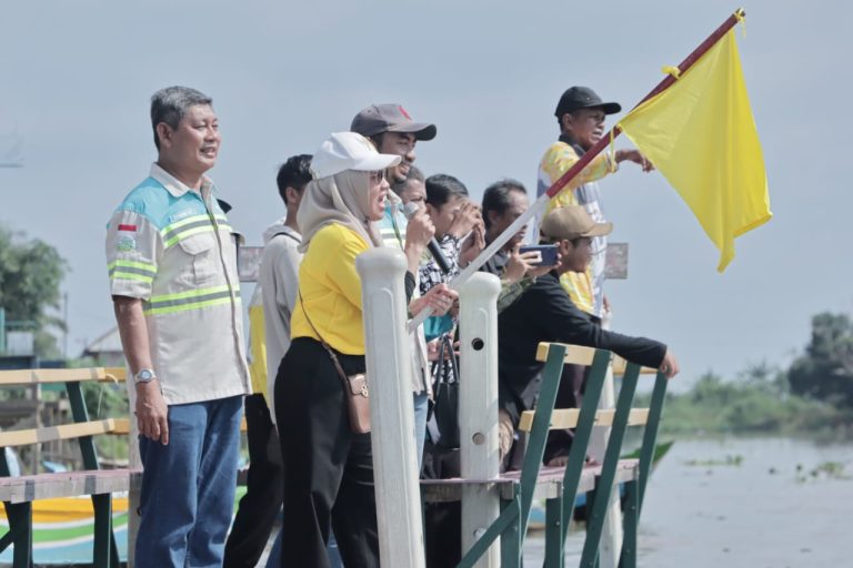 Paman Birin Serahkan 18 Perahu Sampah di Desa Sungai Rangas Tengah