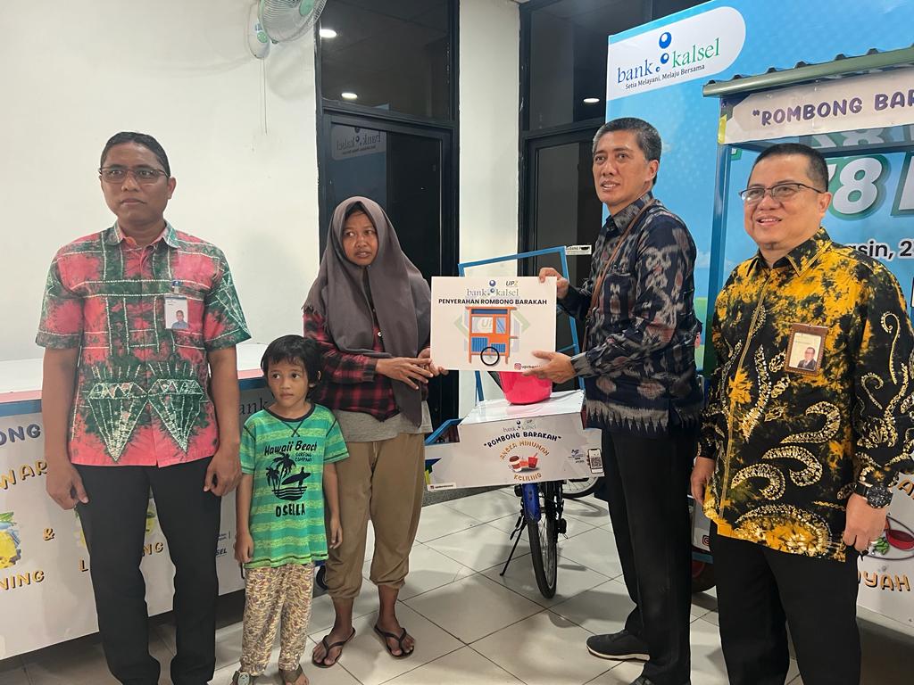 UPZ Bank Kalsel Serahkan Tiga Rombong Barakah