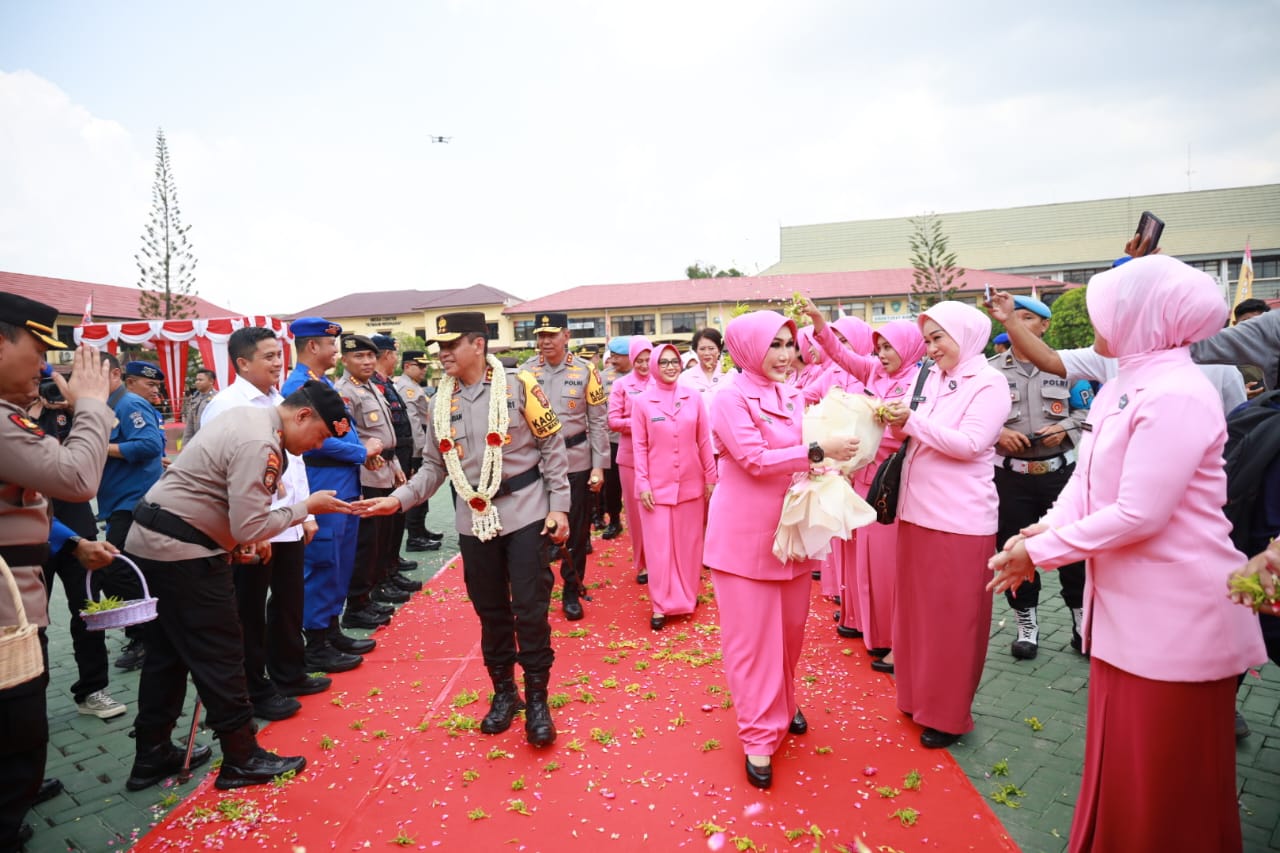 Irjen Pol Winarto Datang, Farewell Parade Irjen Pol Andi Rian R Djajadi Digelar Sebagai Pengantar Tugas