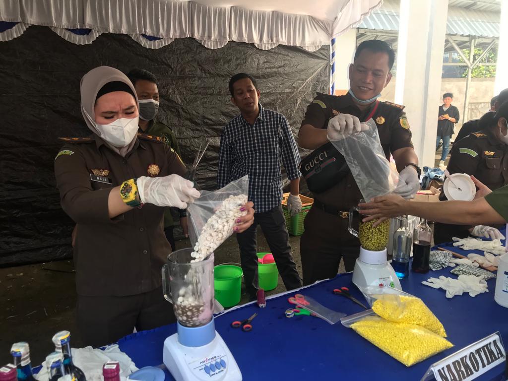 5 Pucuk Senjata Api Rakitan, 558 Gram Sabu dan Berbagai Macam Barang Bukti Dimusnahkan Kejari Banjarmasin