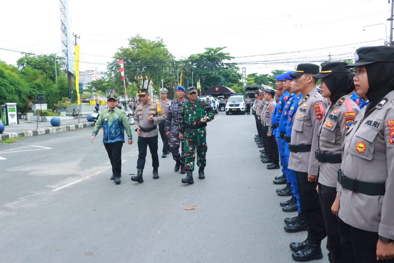 APEL PASUKAN – Kapolresta Banjarmasin Kombes Pol Sabana Atmojo Martosumito saat mengecek Pasukan saat Apel Siaga Operasi Terpusat, Lilin Intan tahun 2023 di depan Duta Mall