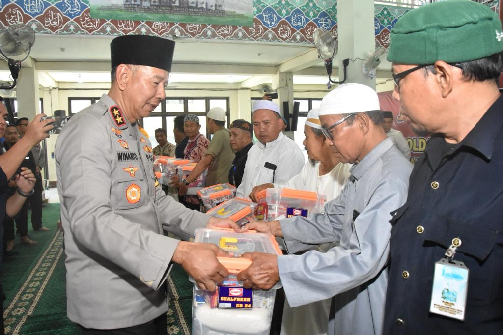 Ciptakan Rasa Aman Jelang Pemilu 2024, Kapolda Kalsel Gelar Jum’at Curhat di Masjid Miftahul Ihsan Sentra Antasari