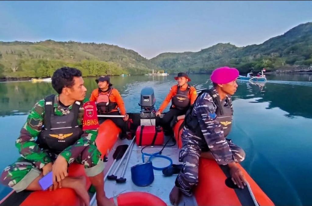 CEPAT TANGGAP! PRAJURIT TNI AL TEMUKAN KORBAN LAKA LAUT DI PERAIRAN SELAYAR