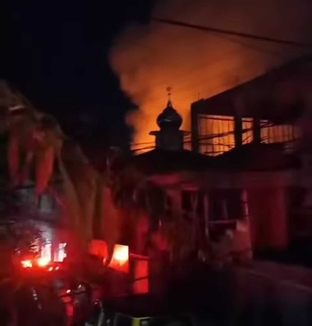 API saat berkobar di Gang Keluarga Jalan Pengambangan Kelurahan Pengambangan Banjarmasin Timur