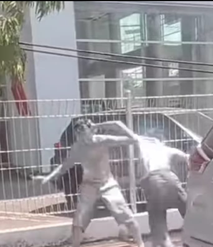 SALAH PAHAM – Karena salah paham perkelahian manusia Silver di Lampu Merah Jalan Gatot