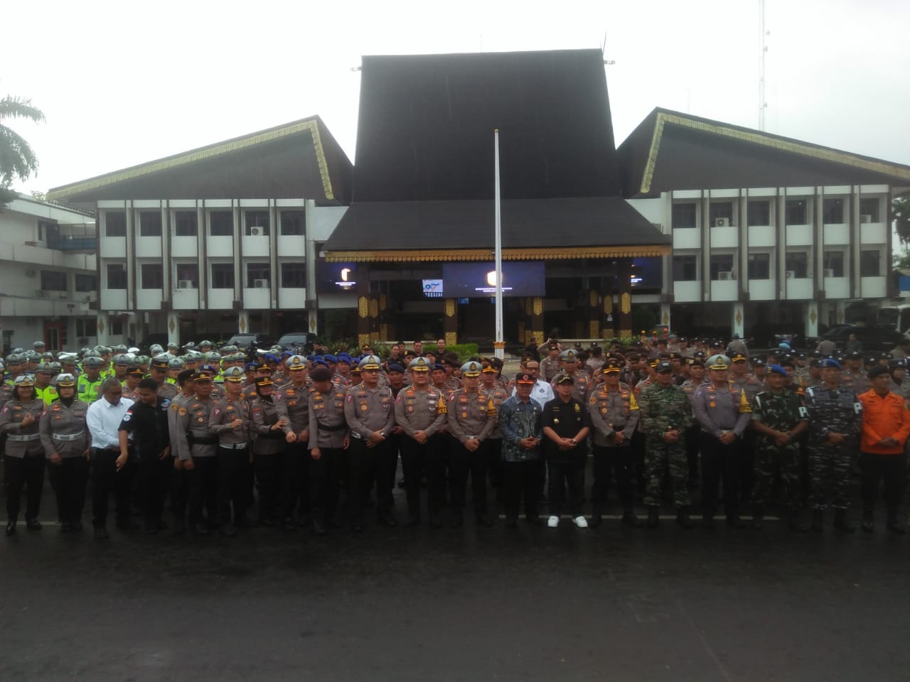 Forkopimda Kota Banjarmasin foto bersama, usai Apel Pengamanan malam tahun baru 2024