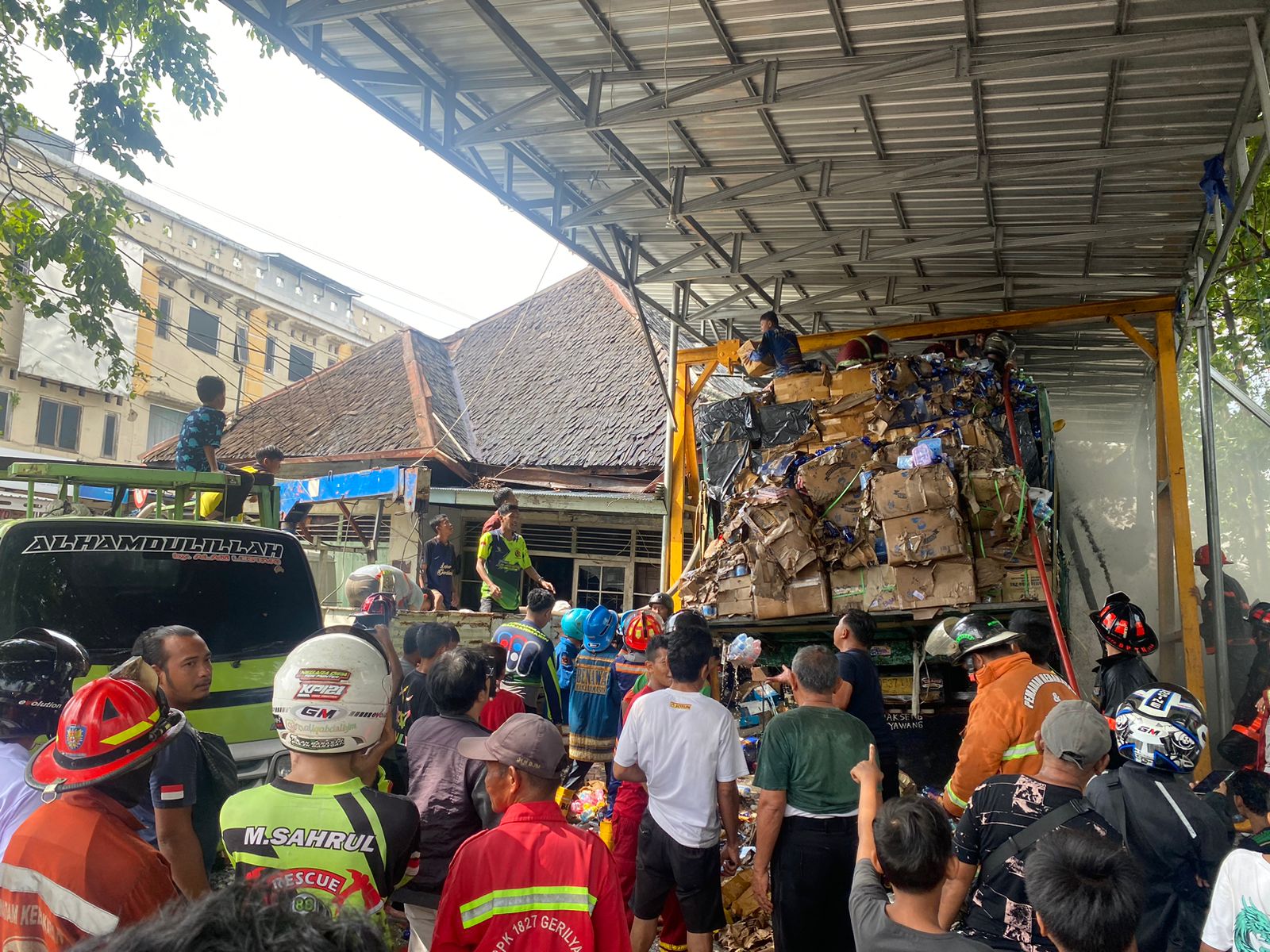 Beginilah kondisi barang yang terbakar di dalam truk ekspedisi Mulio Madya di Jalan Simpang Tiga-Sutoyo S Banjarmasin