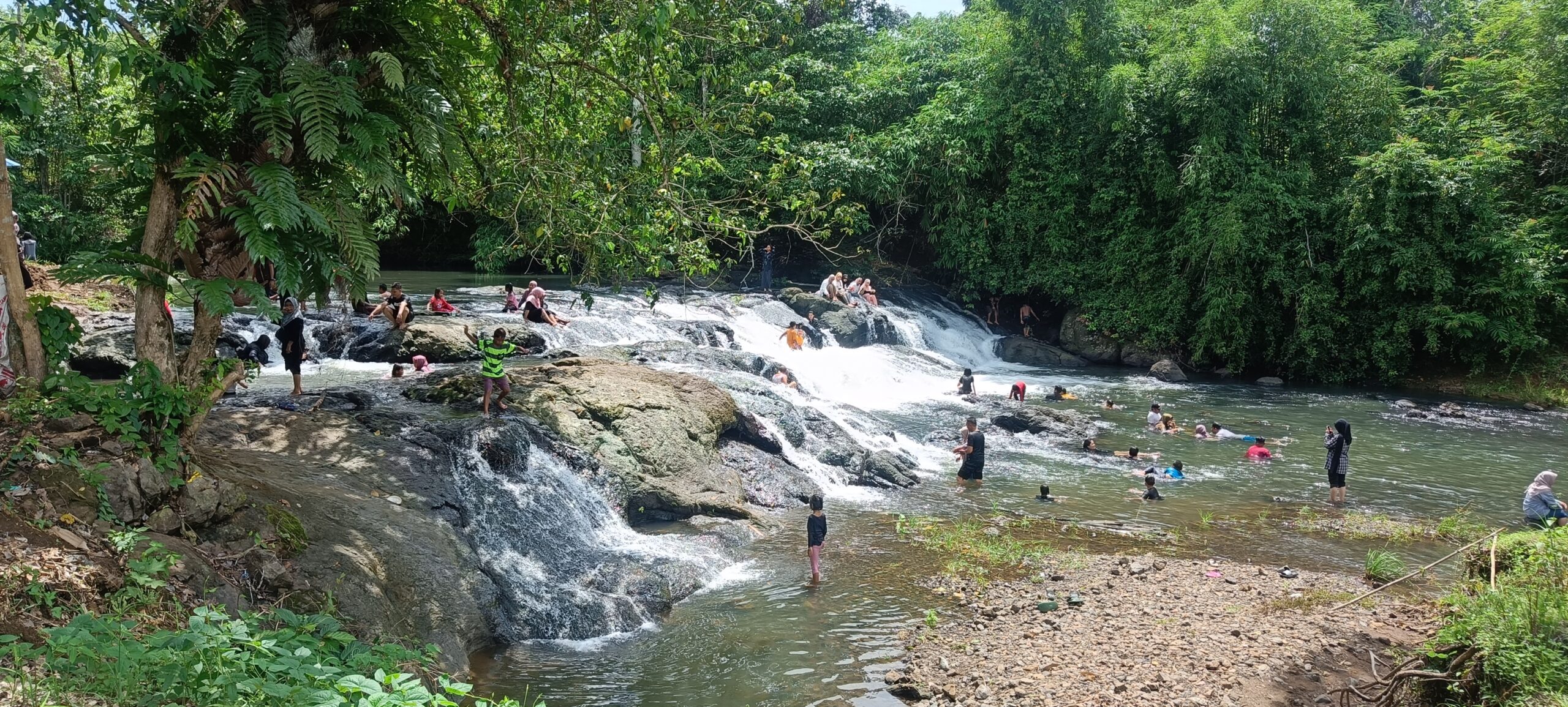 Wisata Jeram Alam Roh Tujuh Belas Tahura Sultan adam