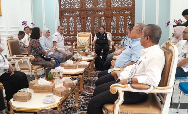 Wali Kota Banjarmasin dan Tamu Malaysia Bersatu untuk Perbaikan Sanitasi