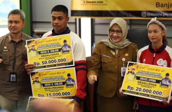 Pemprov Kalsel Serahkan Penghargaan ke Atlet Peraih Medali Internasional.