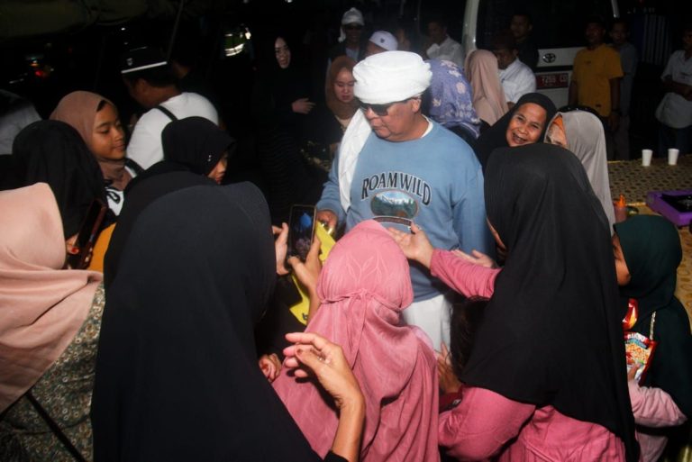 Pulang Umrah, Paman Birin Disambut Masyarakat Kalsel
