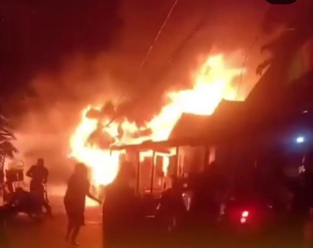 Dinihari, Jago Merah Satroni Kelayan A Ujung Satu Rumah Hangus